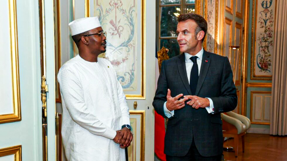 Le coup de pied de Mahamat Idriss Deby à Macron