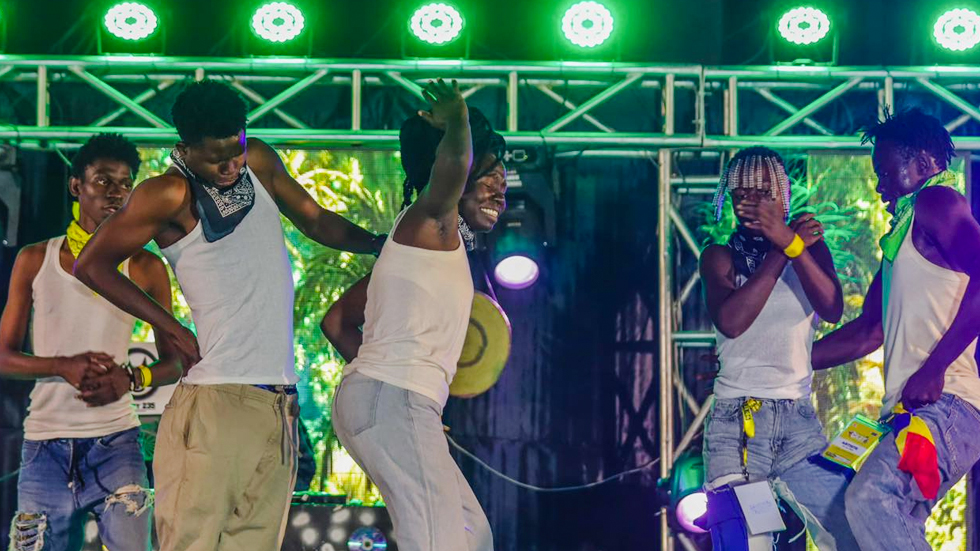 La controverse de la chanson « Fais comme Balthazar » au festival DARY