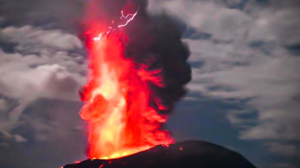 Indonésie : le mont Ibu est rentré en éruption