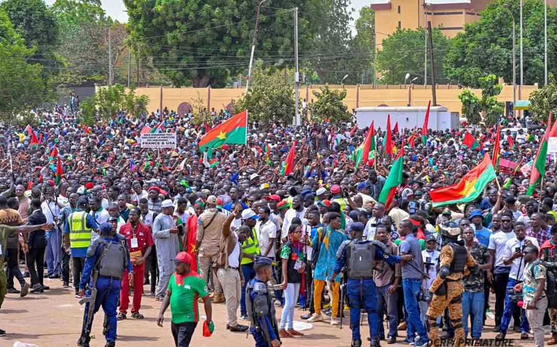 Burkina Faso : plusieurs personnes à la Place de la Nation pour soutenir le capitaine Ibrahim Traoré.