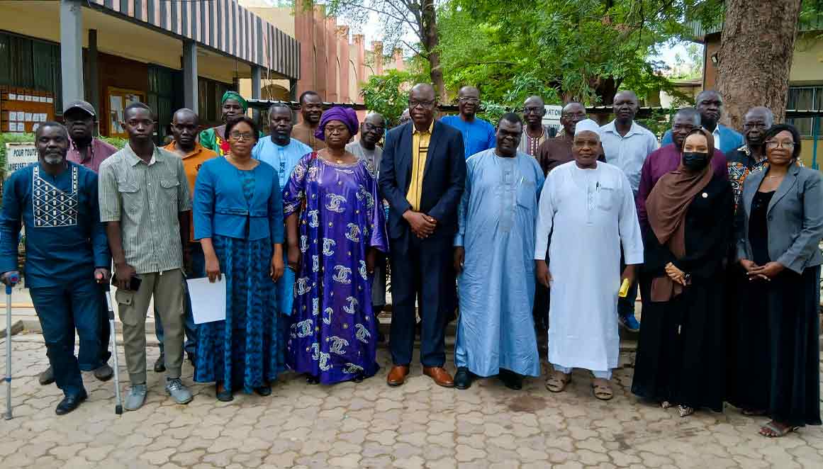 Des manuels scolaires pour sensibiliser à l’environnement dans les zones d’accueil des réfugiés au Tchad