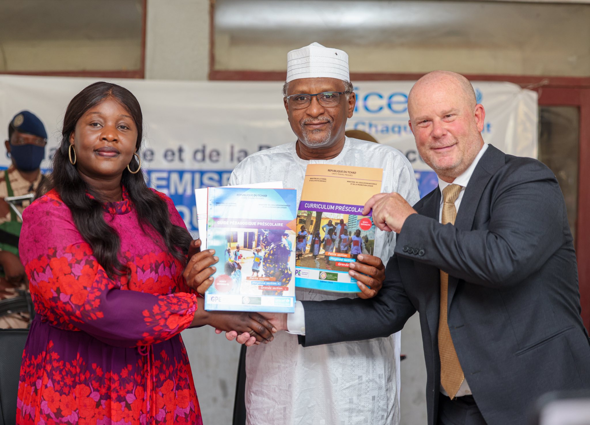 Éducation : remise officielle de manuels scolaires à N’Djaména
