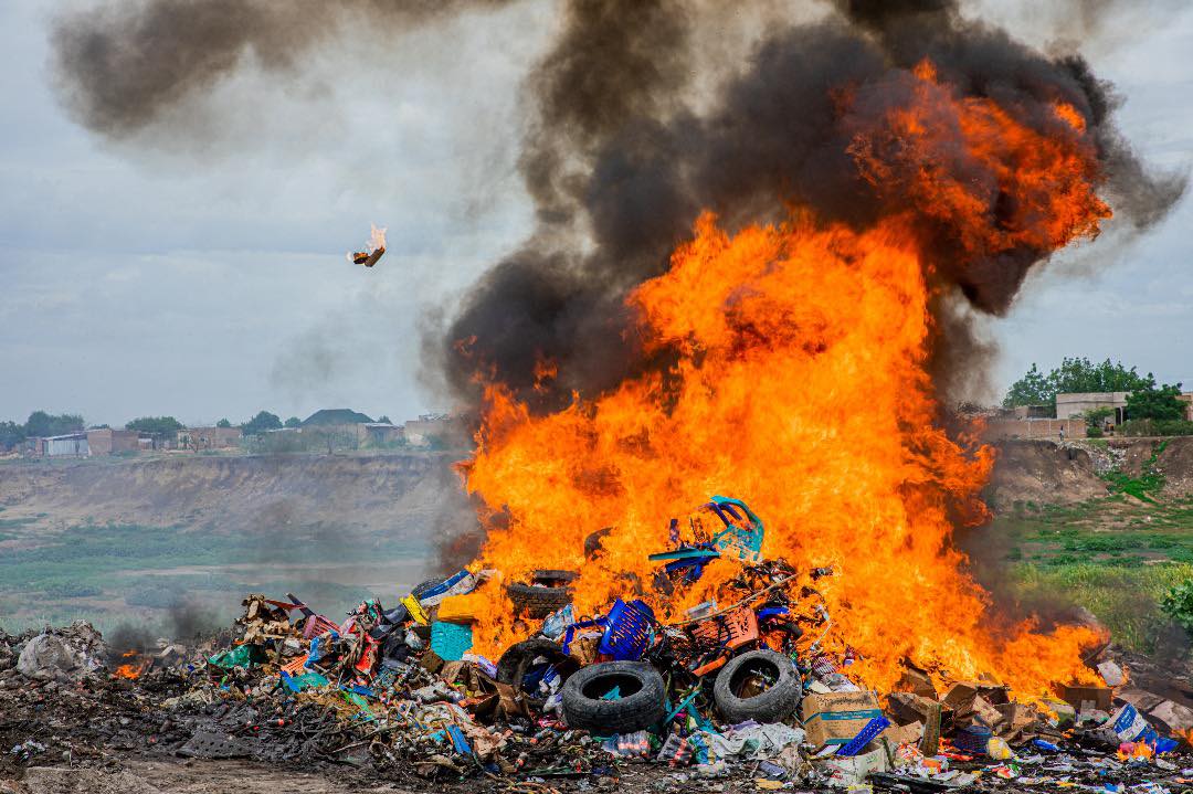 Plus de 1800 chichas et produits illicites incinérés à N’Djamena