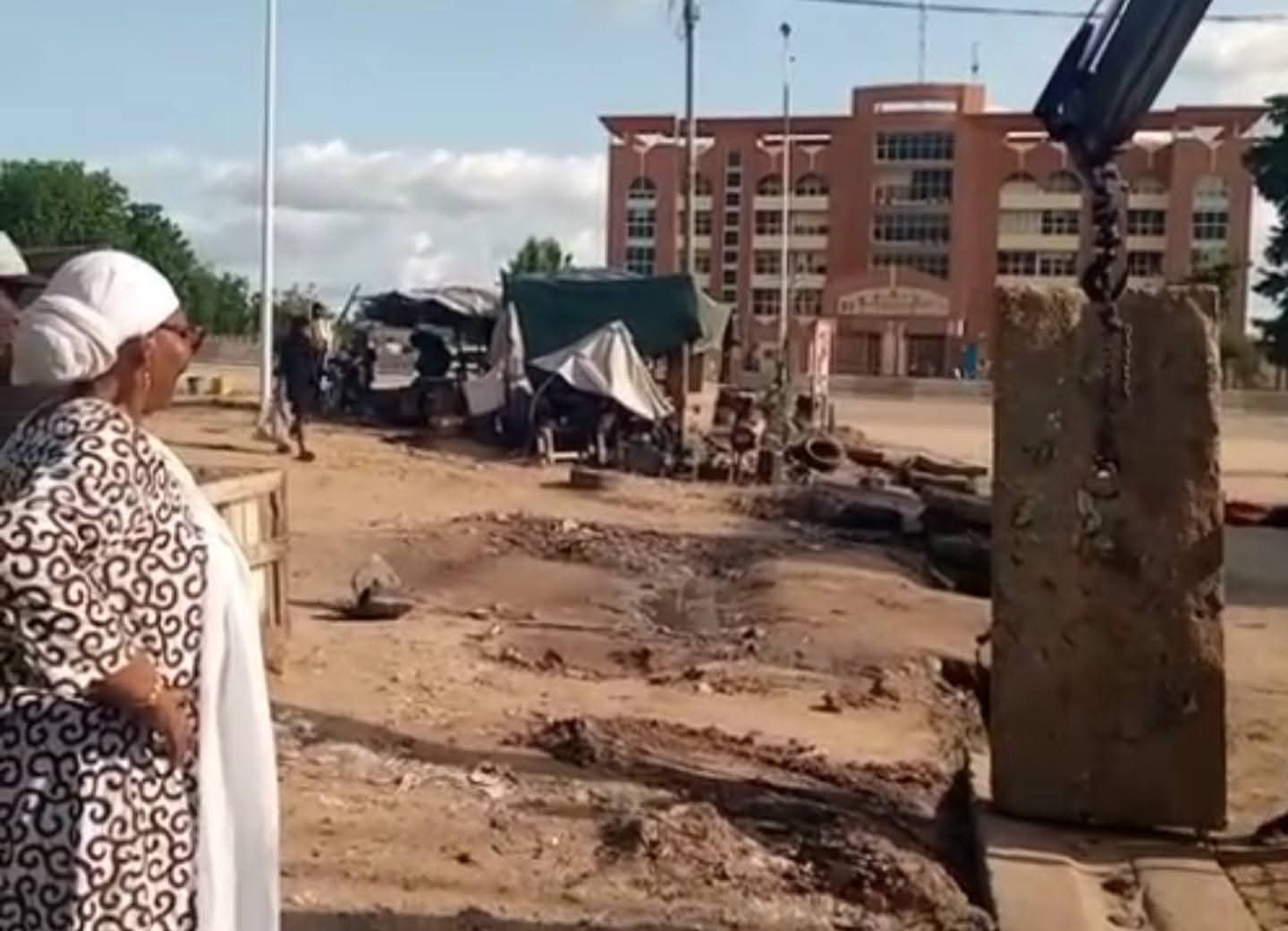 La maire du 6e arrondissement  supervise les travaux de fermeture des caniveaux après curage